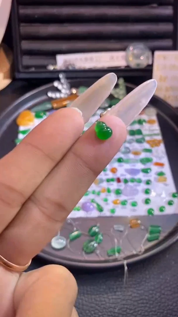 翡翠挂件未镶嵌葫芦