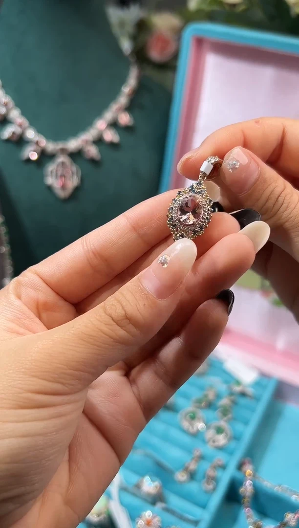 颈饰未镶嵌绿柱石（摩根石）天然摩根吊坠1.43ct