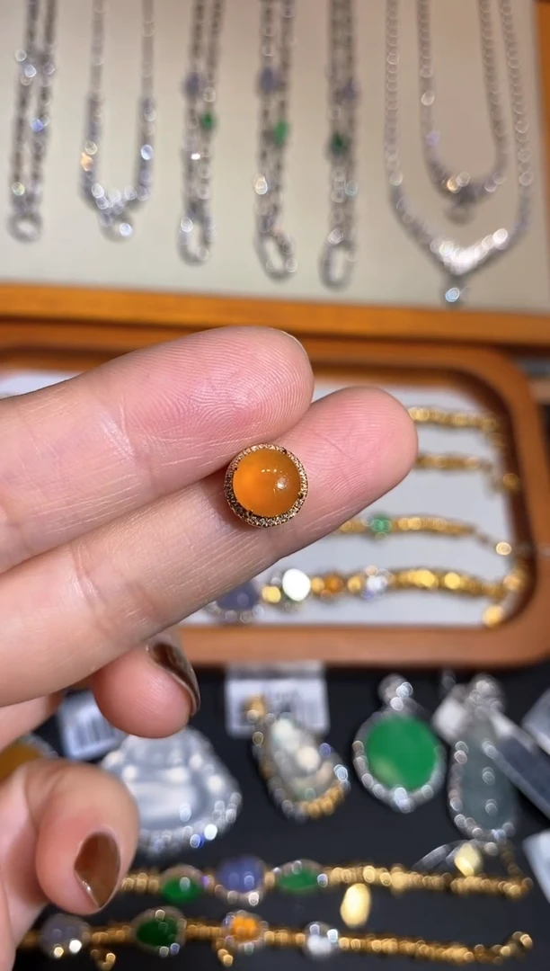 颈饰18K金镶嵌翡翠吊坠