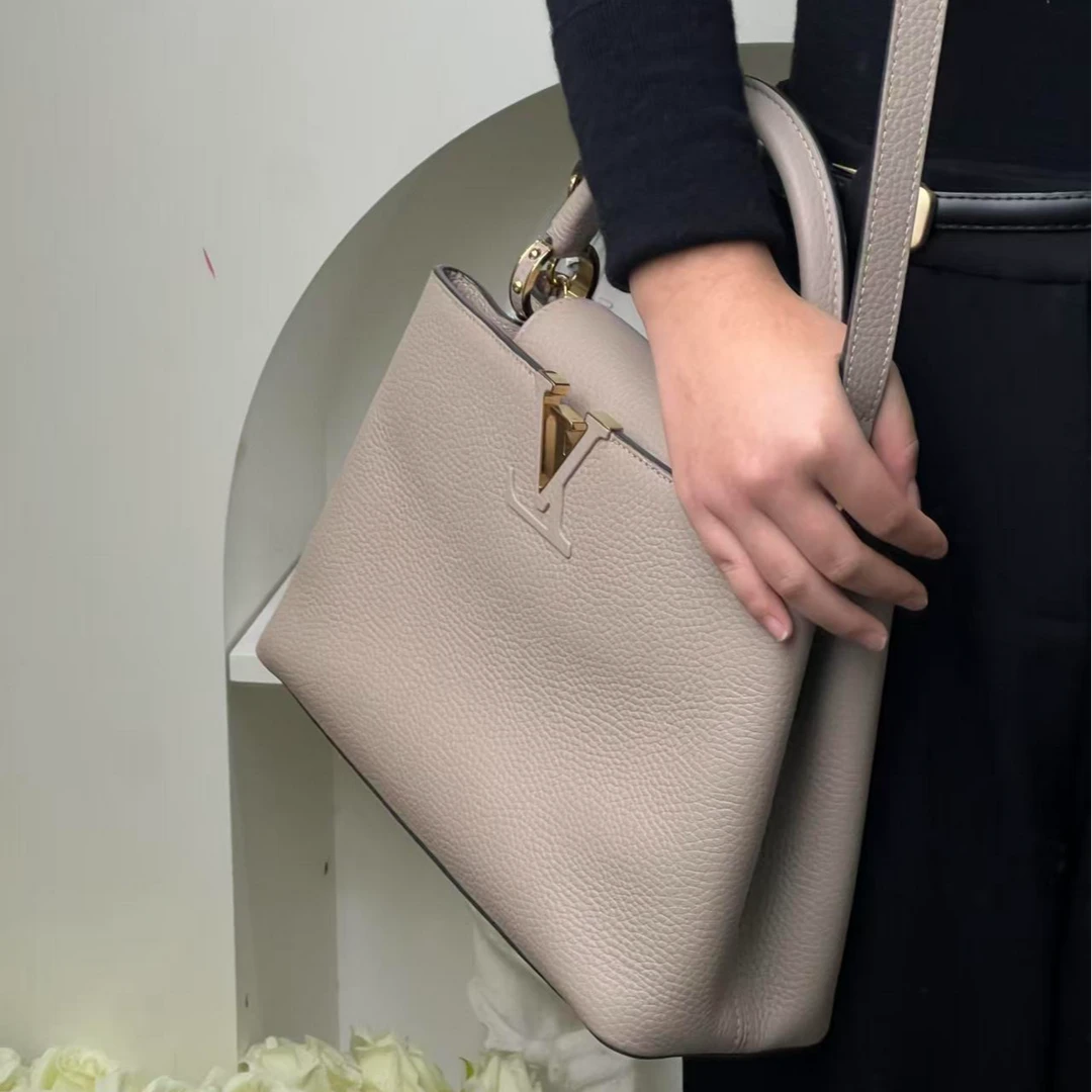 95新 LouisVuitton/路易威登 capucines中号大象灰/甄选