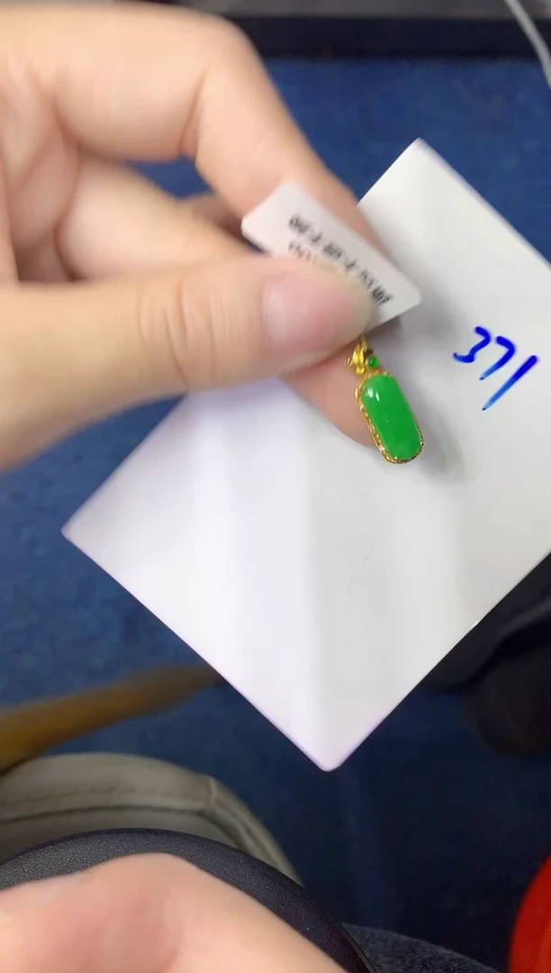 颈饰18K金镶嵌翡翠缅甸天然翡翠A货