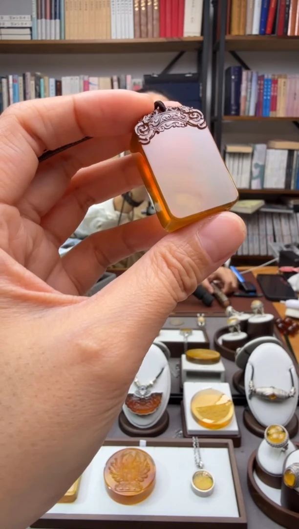 未镶嵌颈饰琥珀仿古双螭纹吊坠