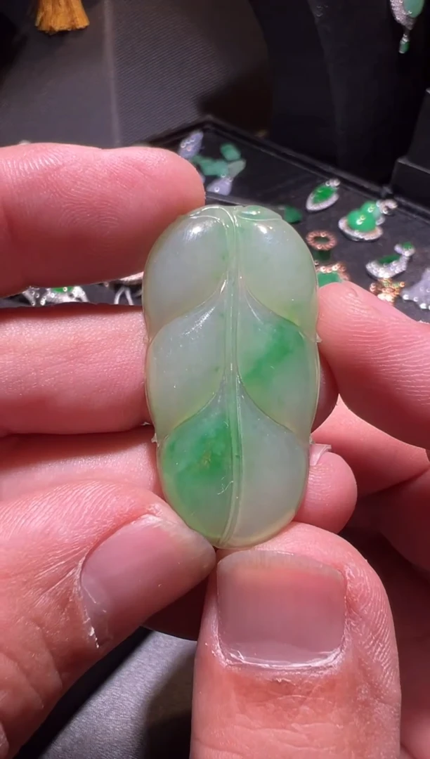 颈饰未镶嵌翡翠翡翠叶子。