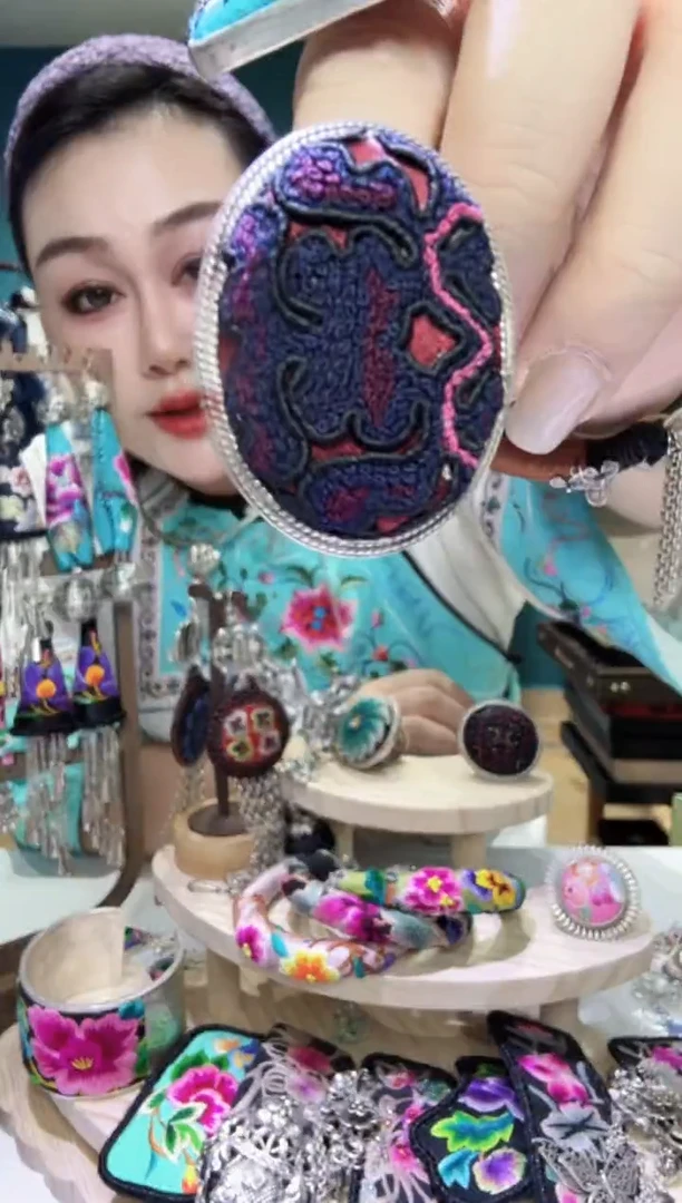 刺绣纯手工苗绣非遗戒指