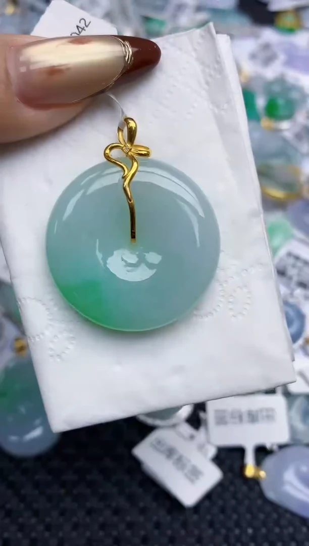 颈饰18K金镶嵌翡翠   天然翡翠A货  百元以上9米证书费自理