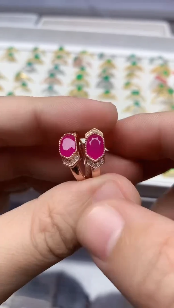 【闪购商品】红宝石耳饰银S925镶嵌........