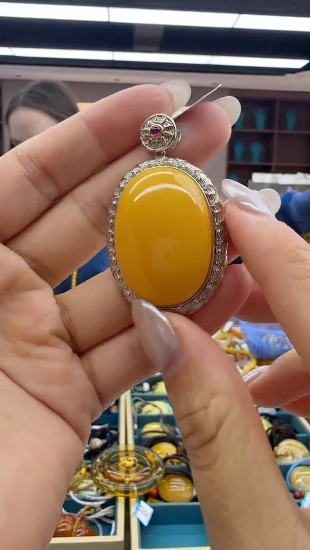 琥珀颈饰未镶嵌183秒拍号 假一罚三