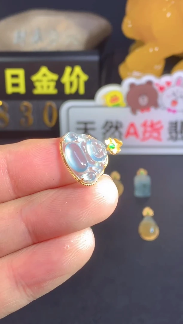 颈饰18K金镶嵌翡翠不**话