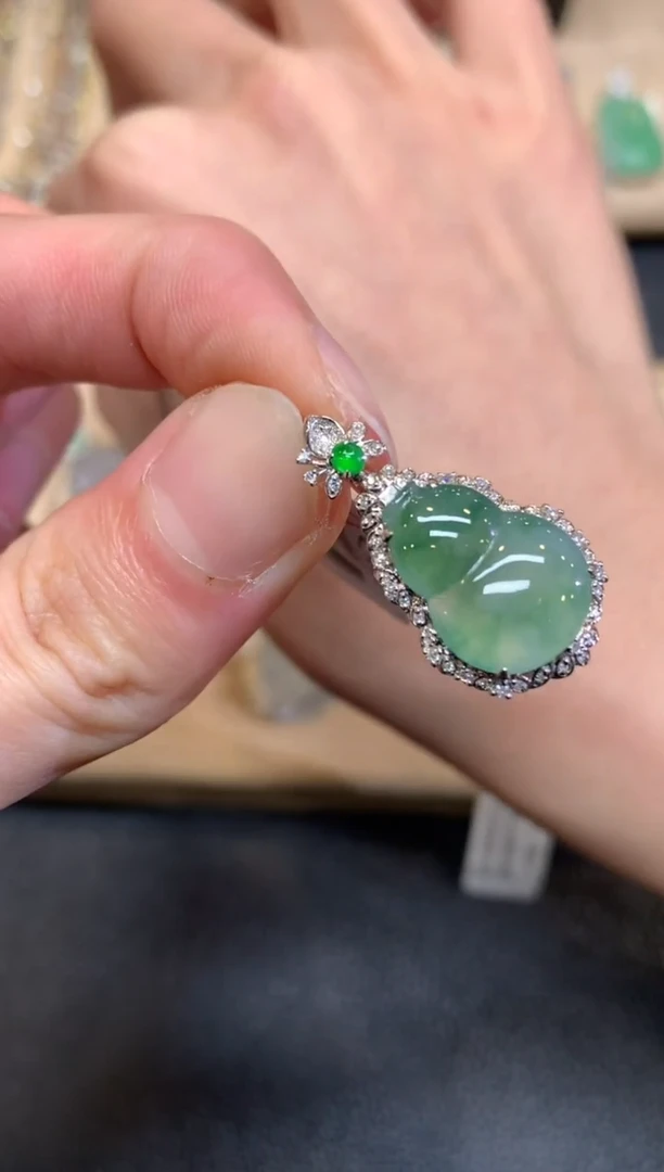 【闪购商品】翡翠颈饰18K金镶嵌葫芦【无服务费】