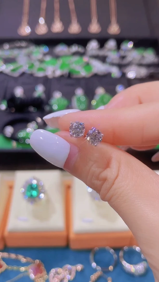 【闪购商品】实验室培育钻石耳饰18K金镶嵌耳钉