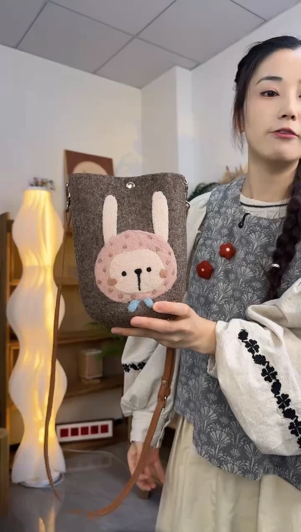 羊毛非遗纯手工包  手机包兔子