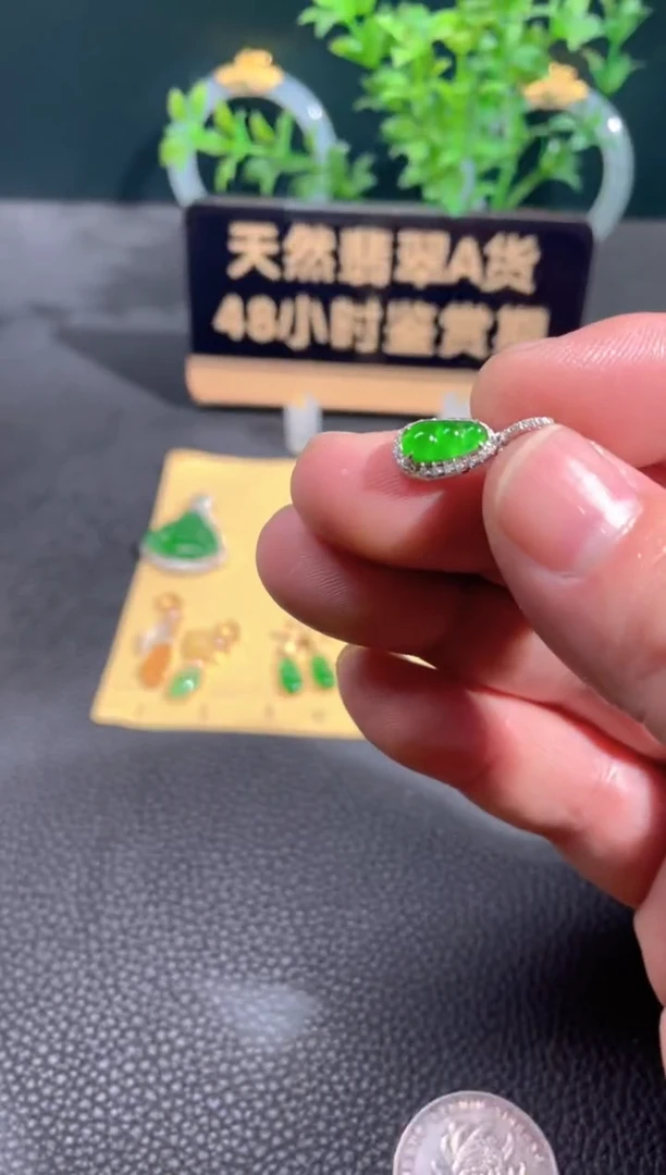 翡翠18K金镶嵌颈饰翡翠
