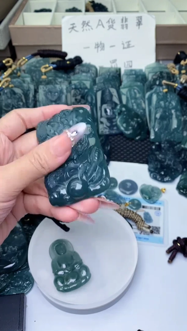 颈饰未镶嵌翡翠