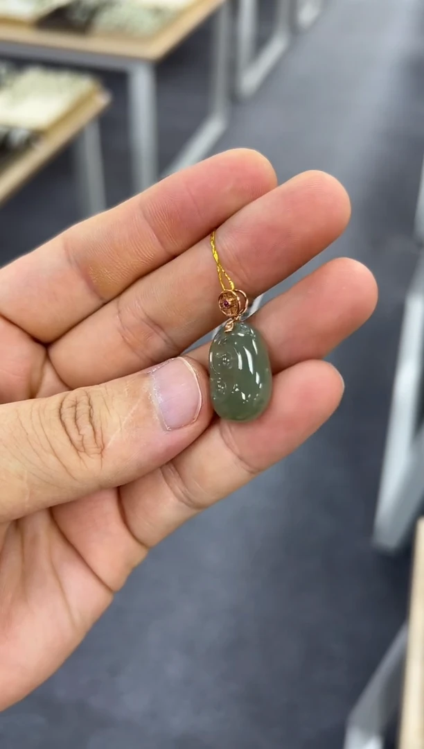 颈饰18K金镶嵌和田玉如意