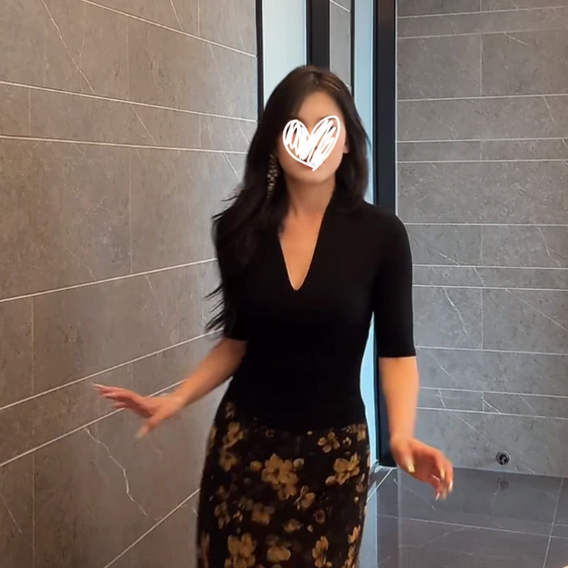 2025年夏季新款气质V领通勤高智感修身百搭舒适打底T恤修身女上衣