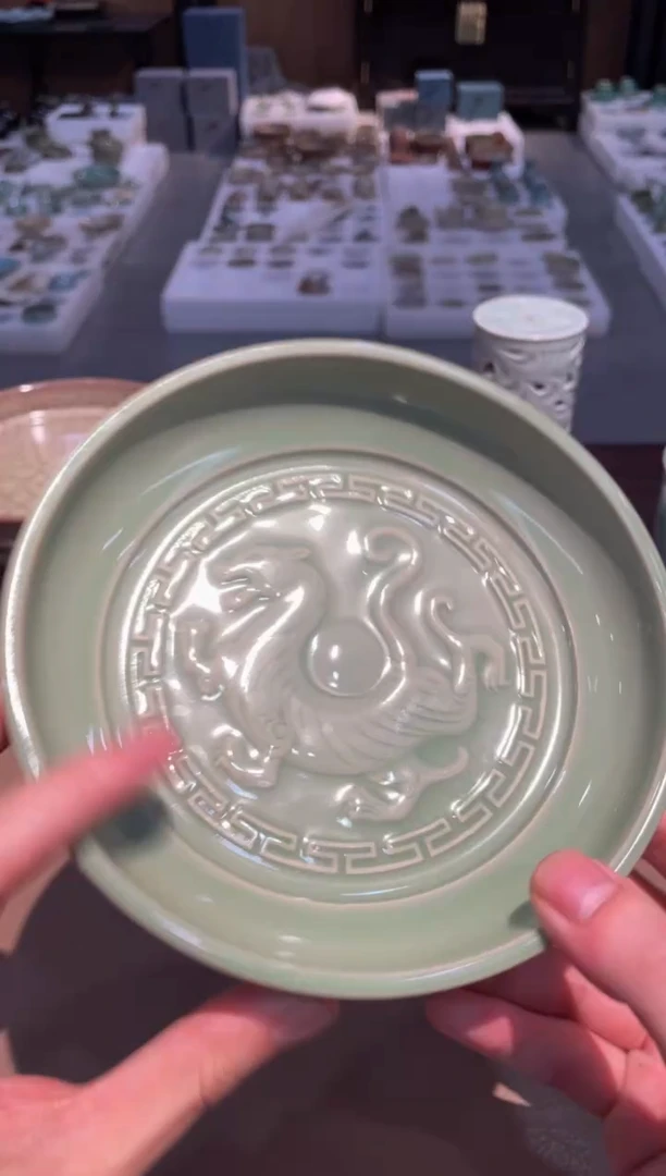 82窑承龙泉青瓷豆青神兽壶承