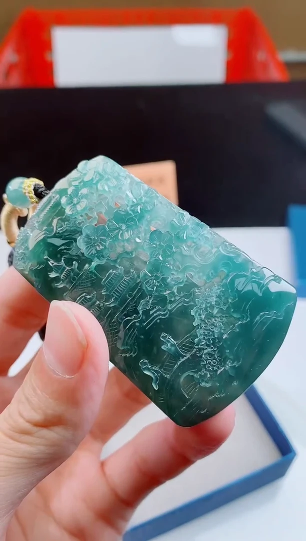 颈饰未镶嵌翡翠   ·