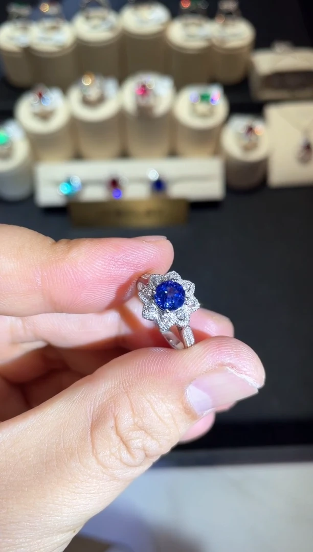戒指蓝宝石18K金镶嵌1.04ct