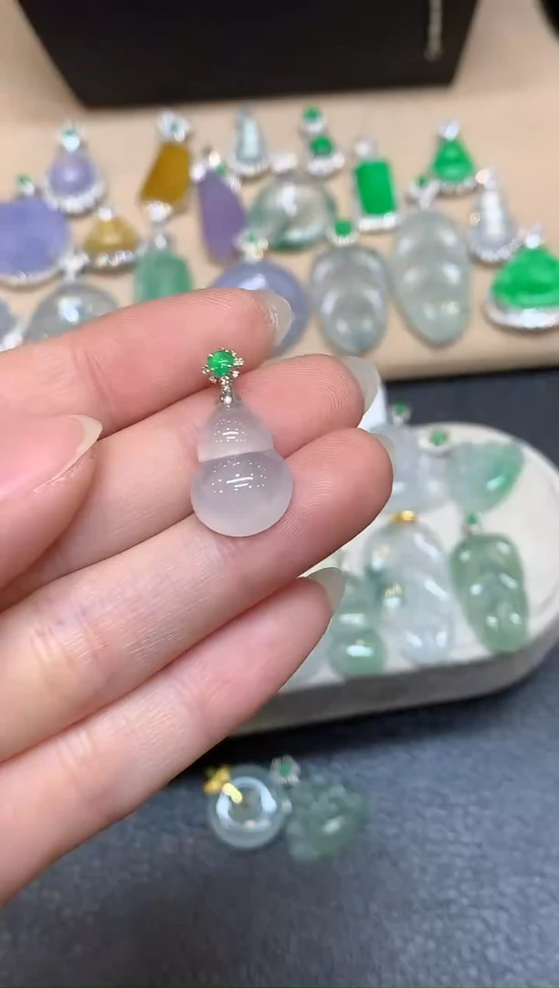 颈饰18K金镶嵌翡翠葫芦【无服务费