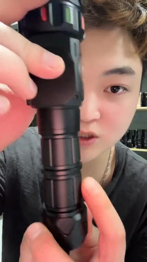 白激光爆亮手电筒