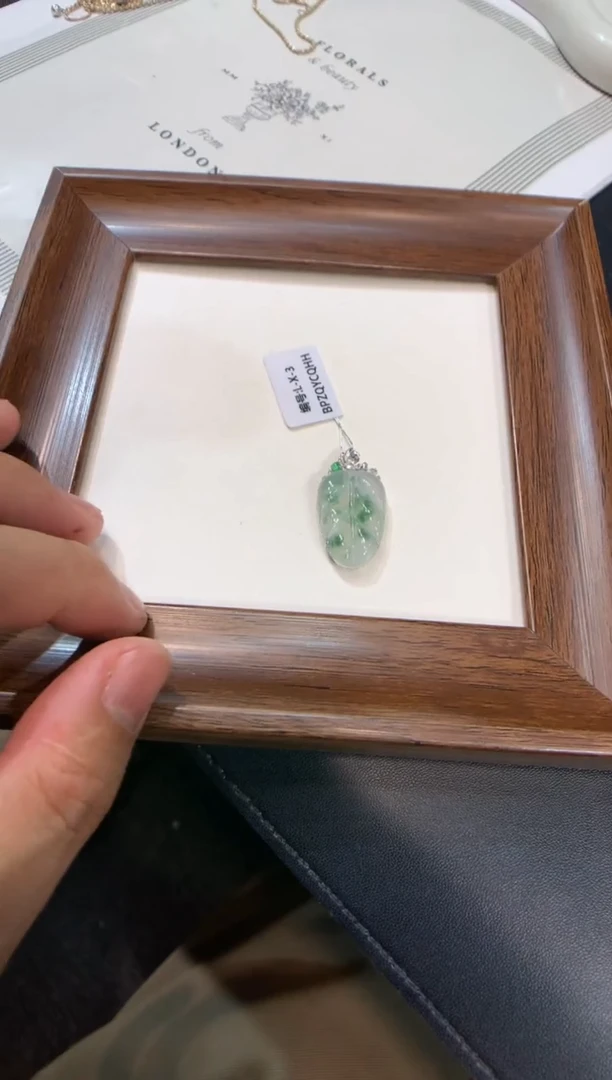 颈饰18K金镶嵌翡翠叶子