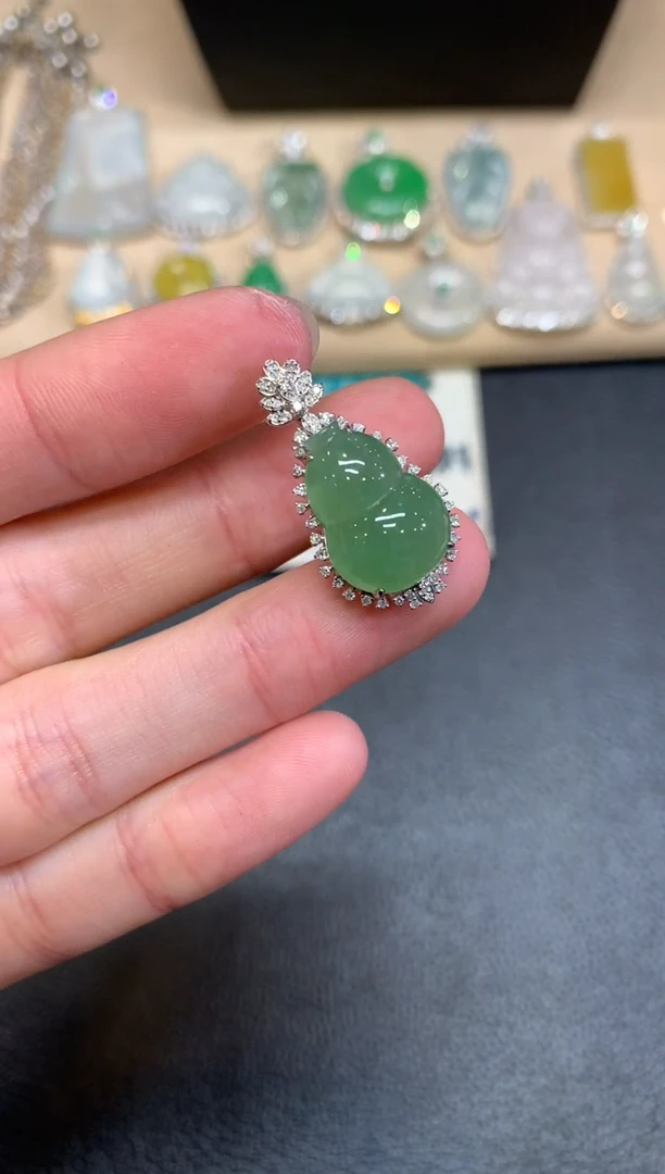 【闪购商品】翡翠颈饰18K金镶嵌葫芦【无服务费】