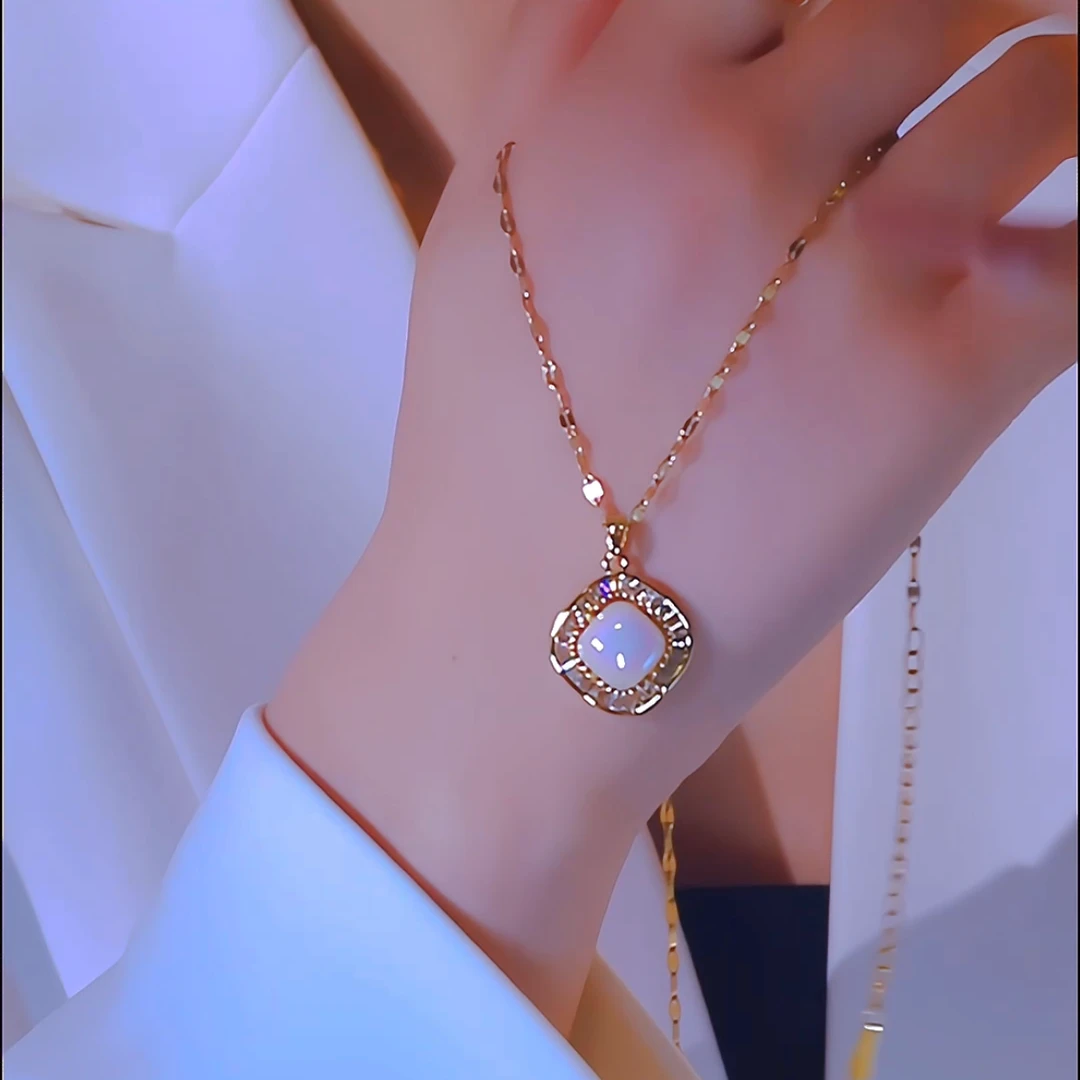 钛钢项链  轻奢黄色珠珠方糖项链时尚优雅锁骨链设计感仿珍珠项链