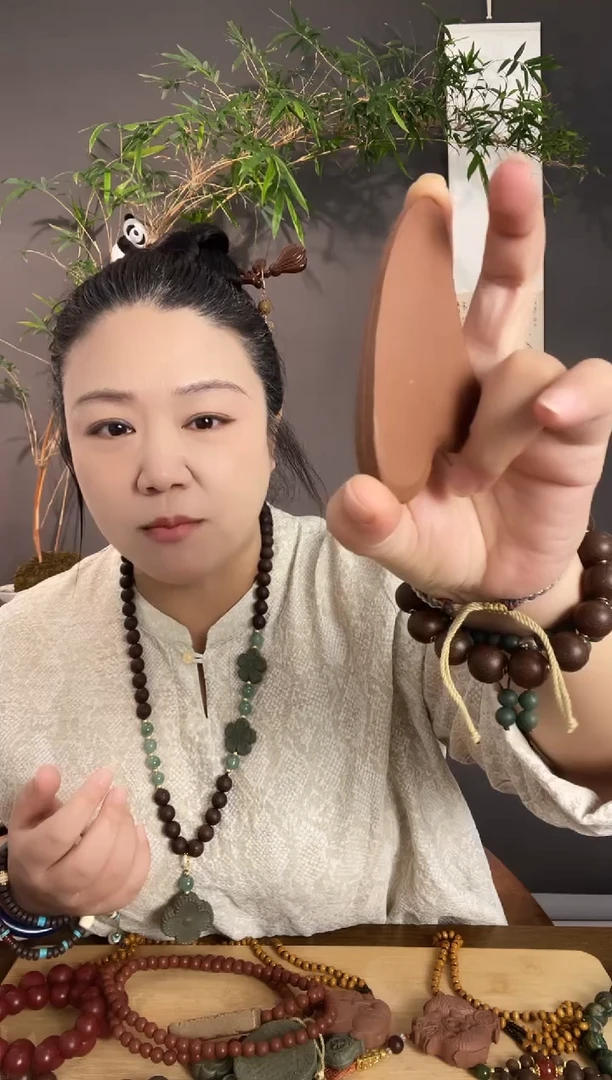 泥塑红麝香方的刮痧板