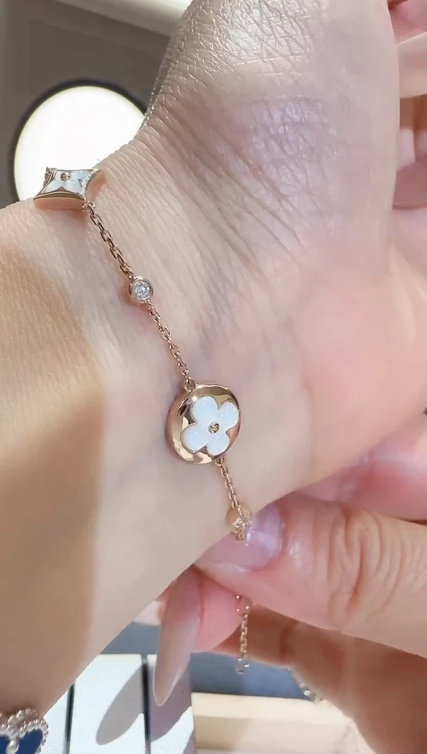 手链18K金镶嵌钻石贝母老花钻石四花手链