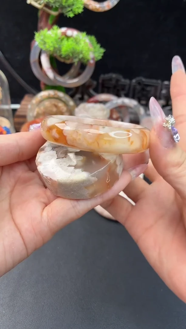 未镶嵌手镯（圆镯）石英质玉54