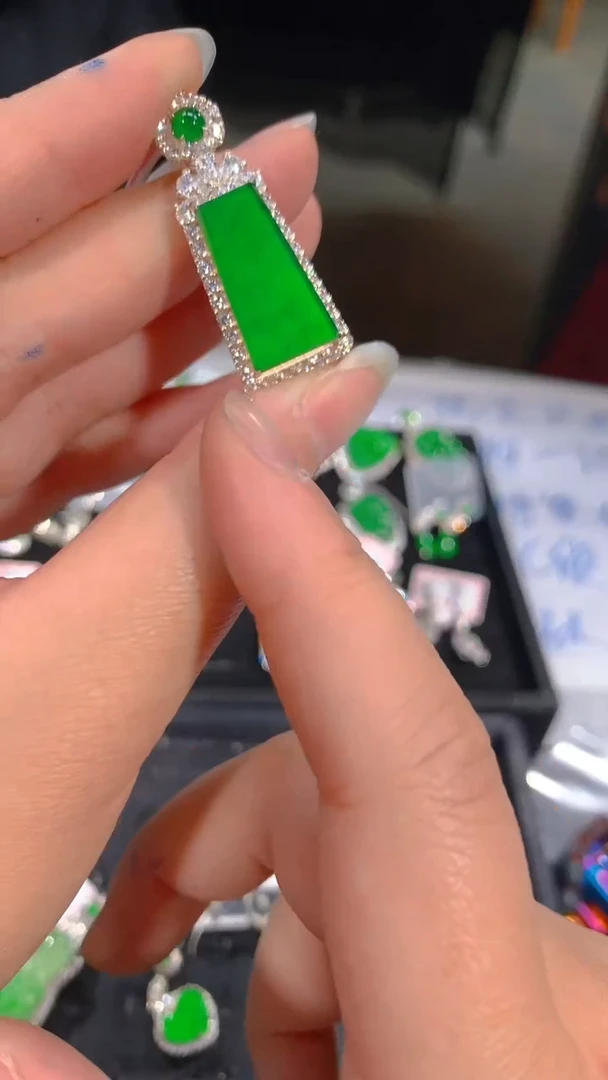 【闪购商品】定制翡翠未镶嵌68定制翡翠，多样性发货（发其一）