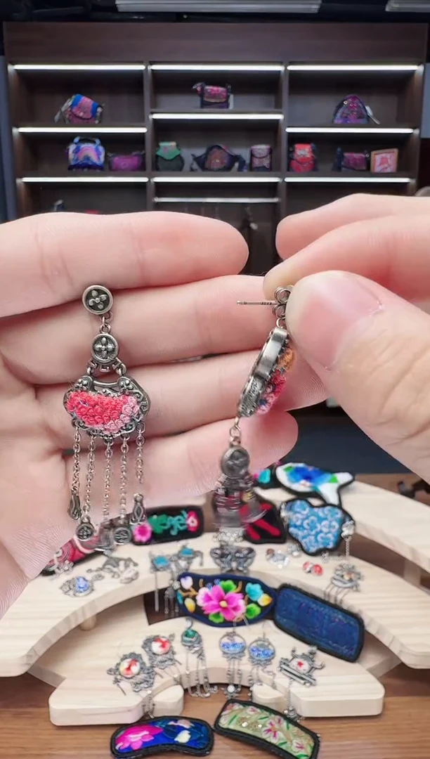 织绣27蒙阿苏苗绣传承店