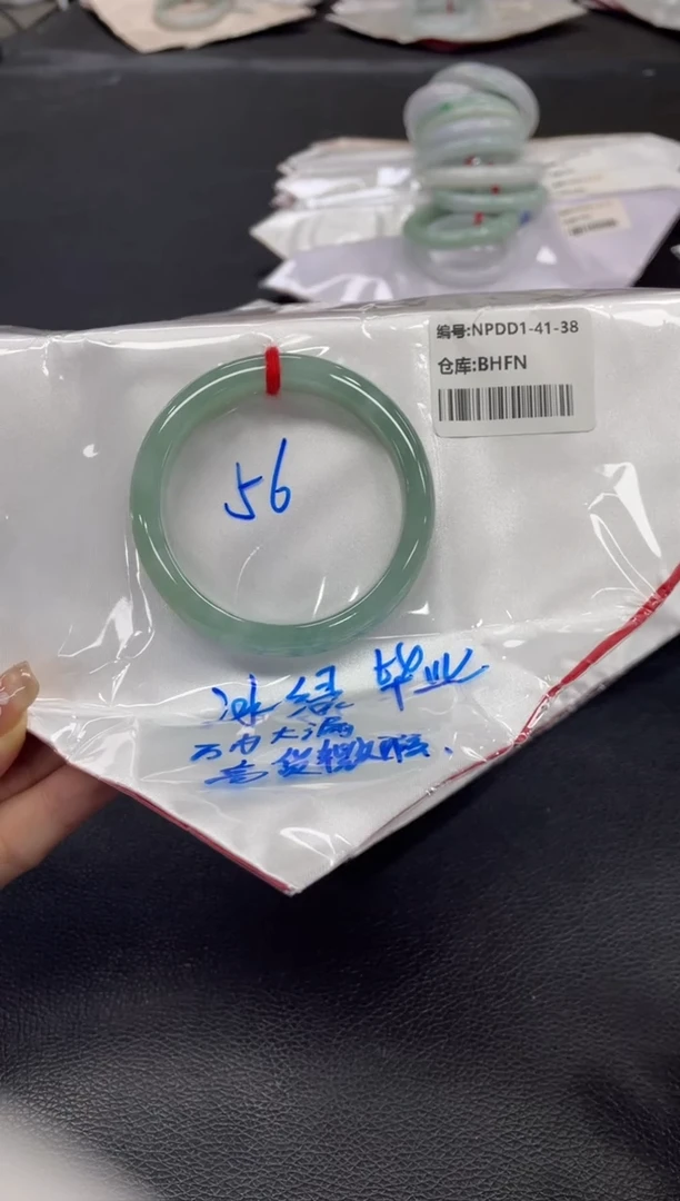 翡翠手镯未镶嵌翡翠手镯