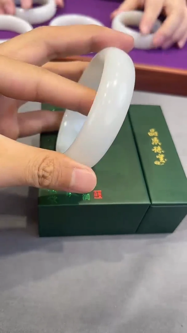 未镶嵌手镯和田玉订金-