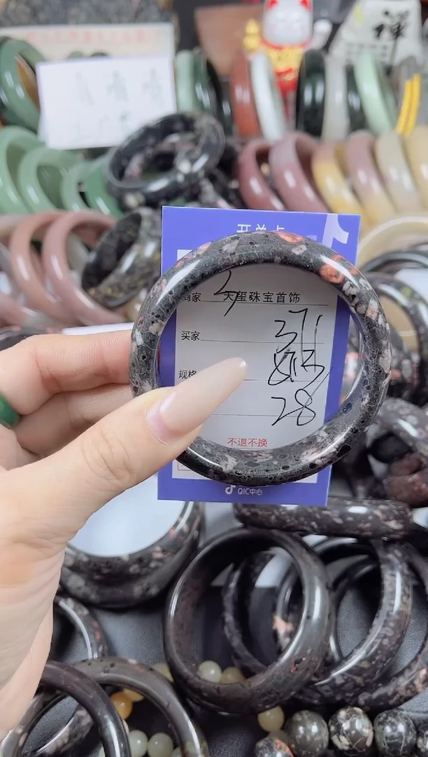 未镶嵌手镯石英质玉371