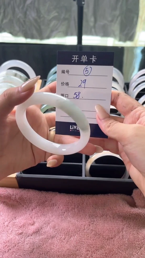 未镶嵌手镯石英岩玉手镯
