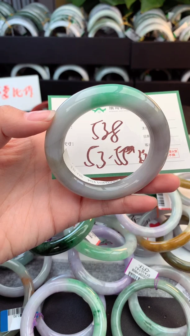 未镶嵌定制翡翠毛货需精细抛光+多人