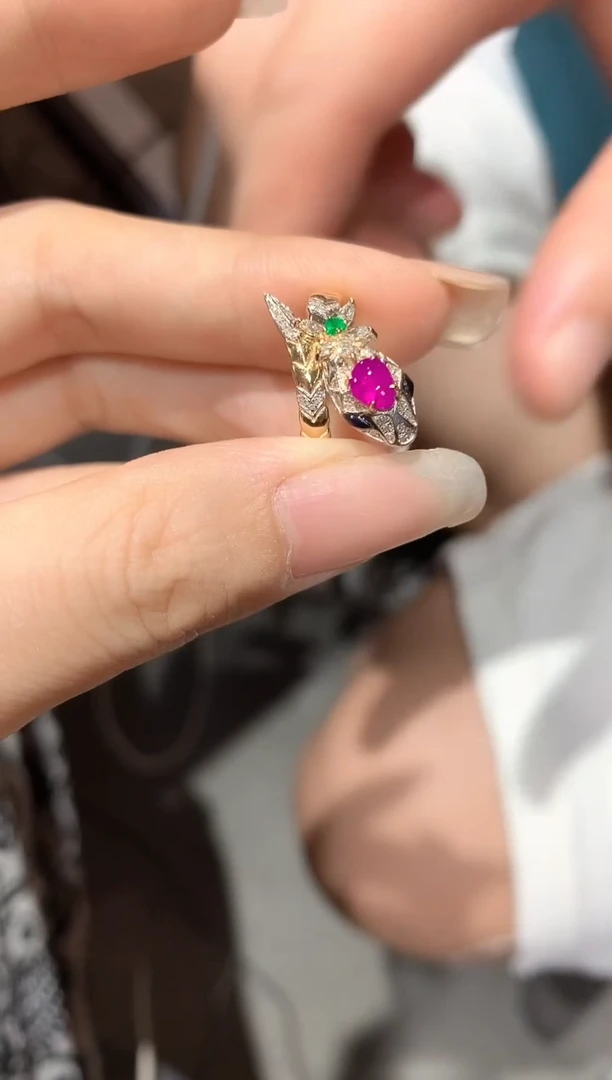 18K金镶嵌苏纪石（舒俱来）.戒指