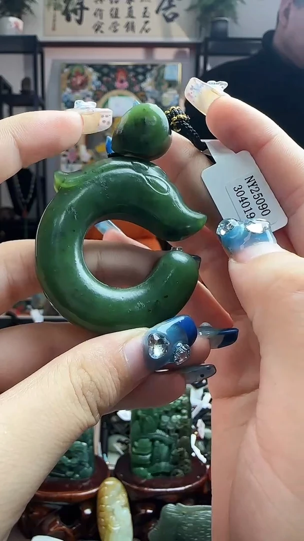 颈饰未镶嵌和田玉玉猪龙