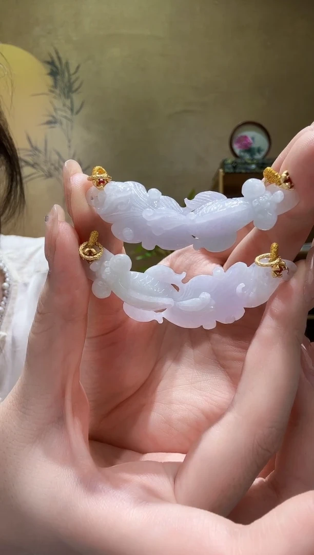 翡翠未镶嵌颈饰多样发其一个