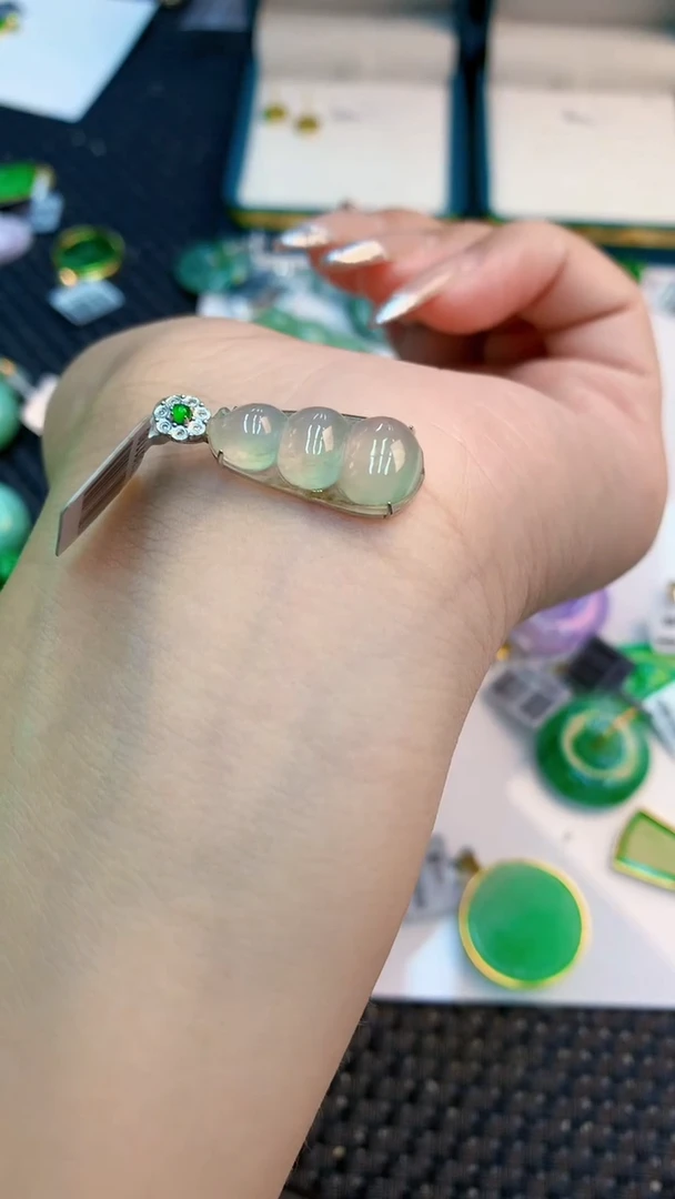 翡翠18K金镶嵌颈饰1