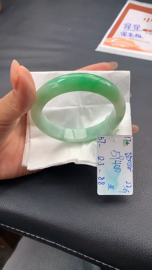 未镶嵌手镯翡翠自带#送人#，联系客服核对地址~