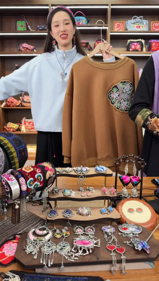 【闪购商品】织绣A30蒙阿苏苗绣传承