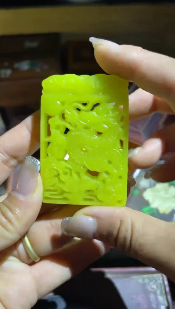 【闪购商品】镂空龙牌1件