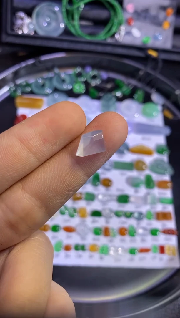 未镶嵌挂件翡翠切割