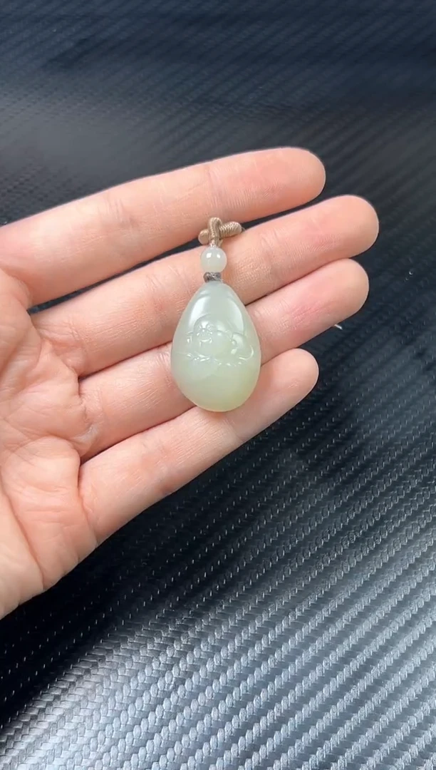 吊坠(赠链)未镶嵌和田玉且末微色差迪克兰一细