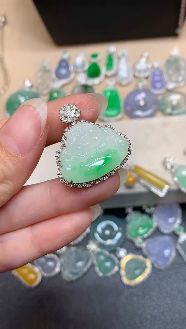 颈饰18K金镶嵌翡翠佛公【无服务费