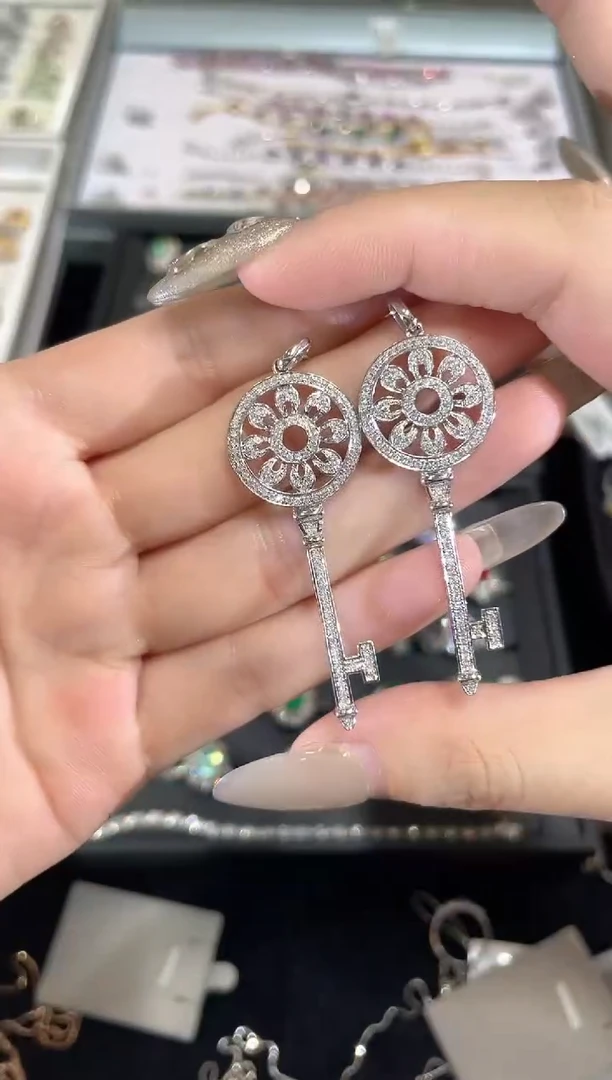 18K金镶嵌吊坠（不含链）钻石YT  多样性发一