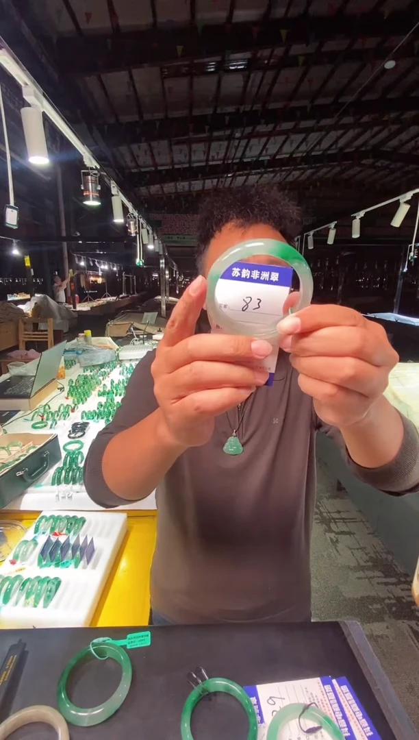 未镶嵌手镯石英质玉（非洲翠）56+