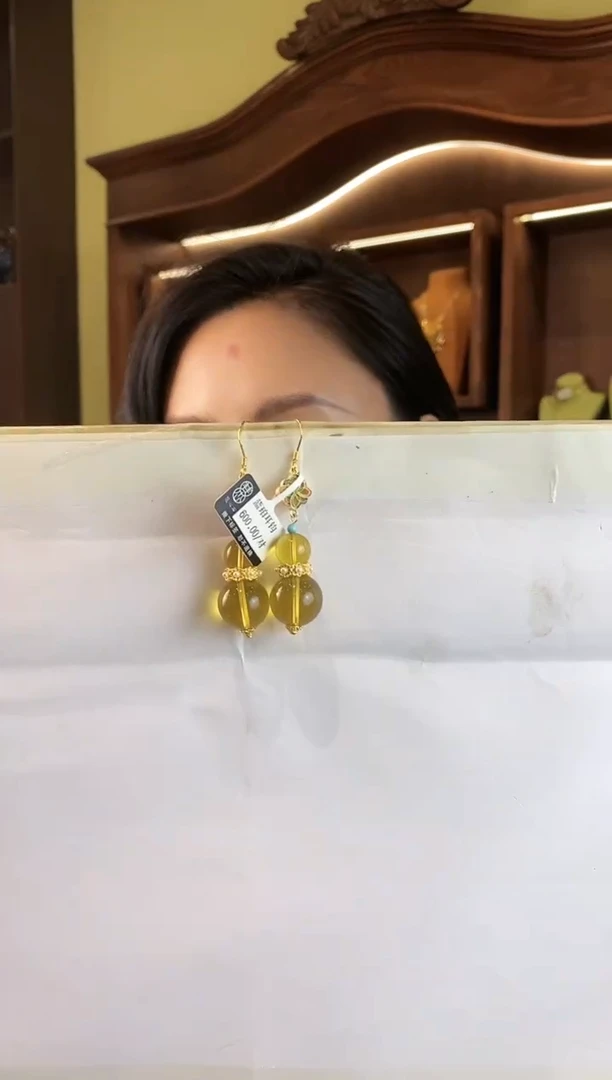 未镶嵌琥珀耳饰多人